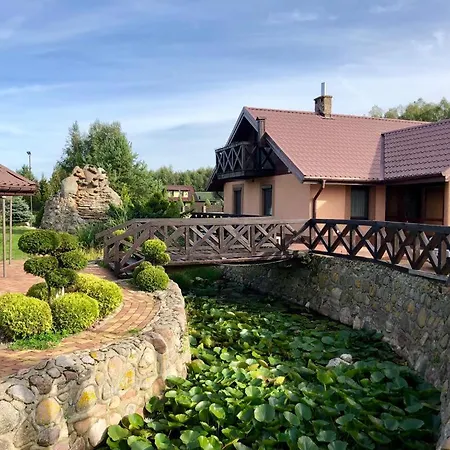 Dom Nad Stawem Przy Lesie *