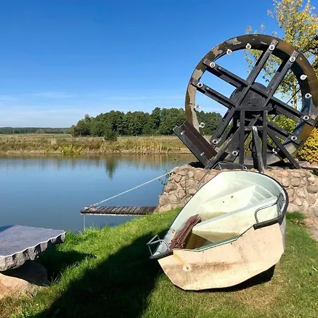 Dom Nad Stawem Przy Lesie *