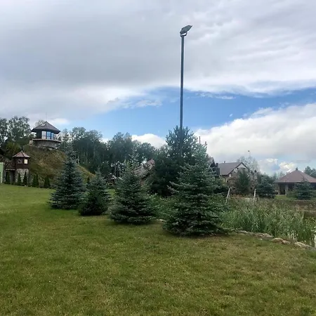 Dom Nad Stawem Przy Lesie