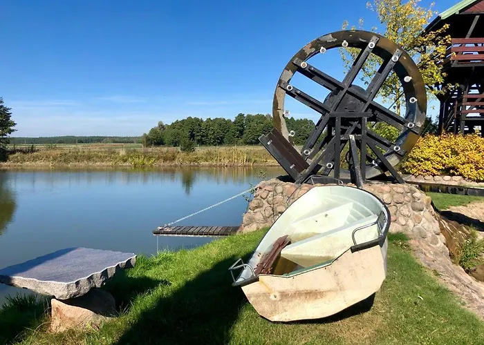 Dom Nad Stawem Przy Lesie *